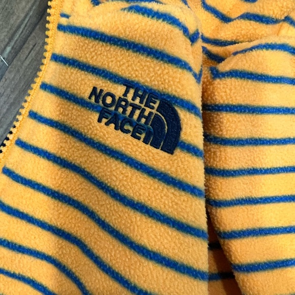 The North Face Boys 6-12 Months Reversible Jacket - Picture 6 of 7